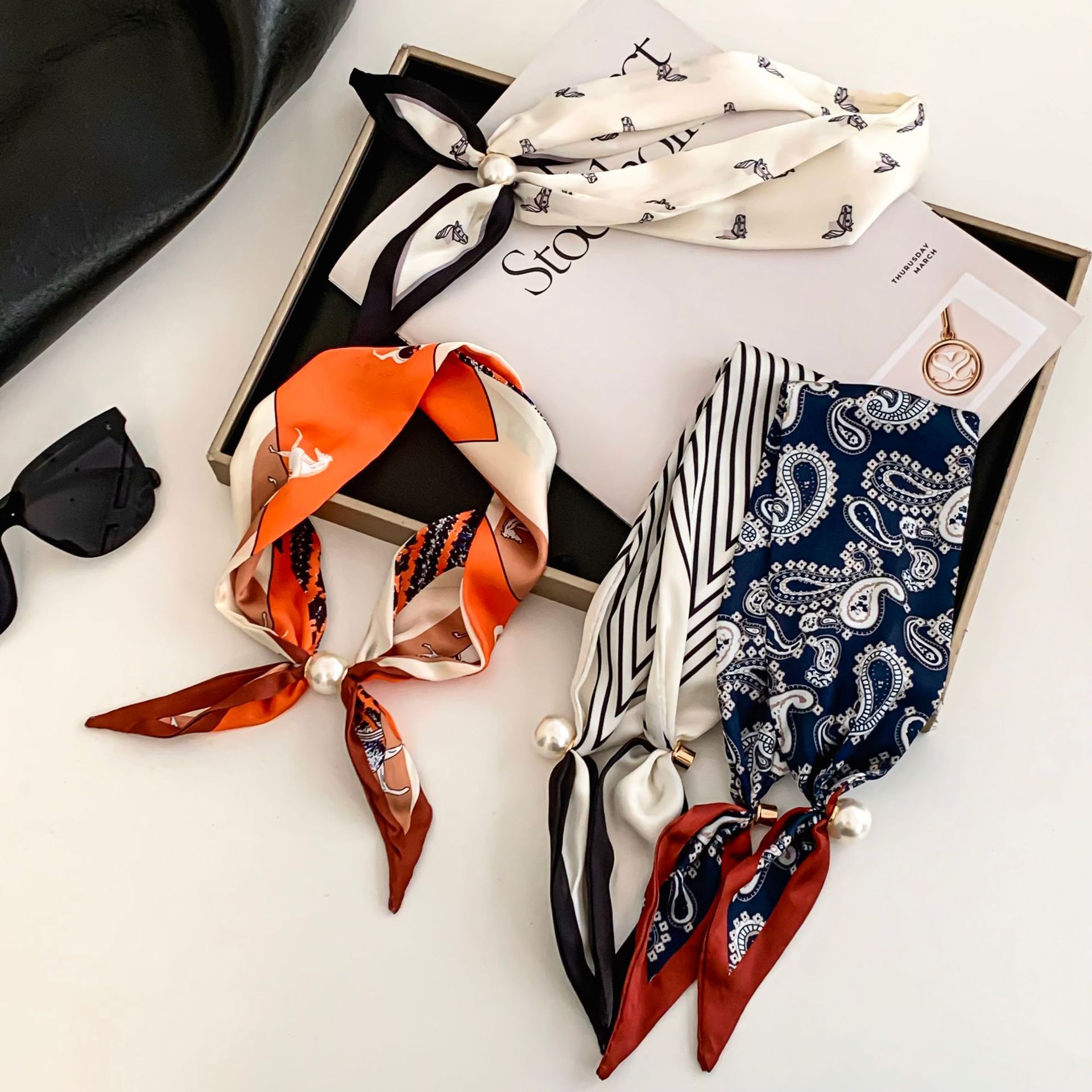 Cashew Flower Silk Scarf Effor - Pearl Trim Chain avis et prix